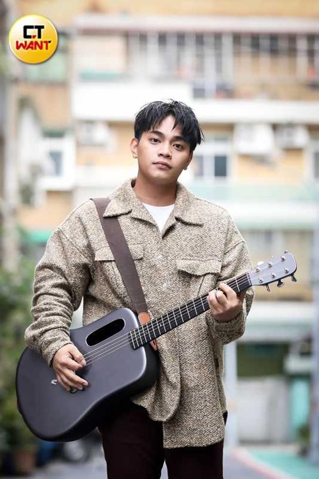 邱军从小就爱唱歌，还被老师邀请参加合唱团。（图／侯世骏摄）