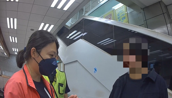 苏姓女子想投资虚拟币，临柜要提领父亲寿险理赔金，警方及行员联手劝说及时阻诈。（翻摄画面）