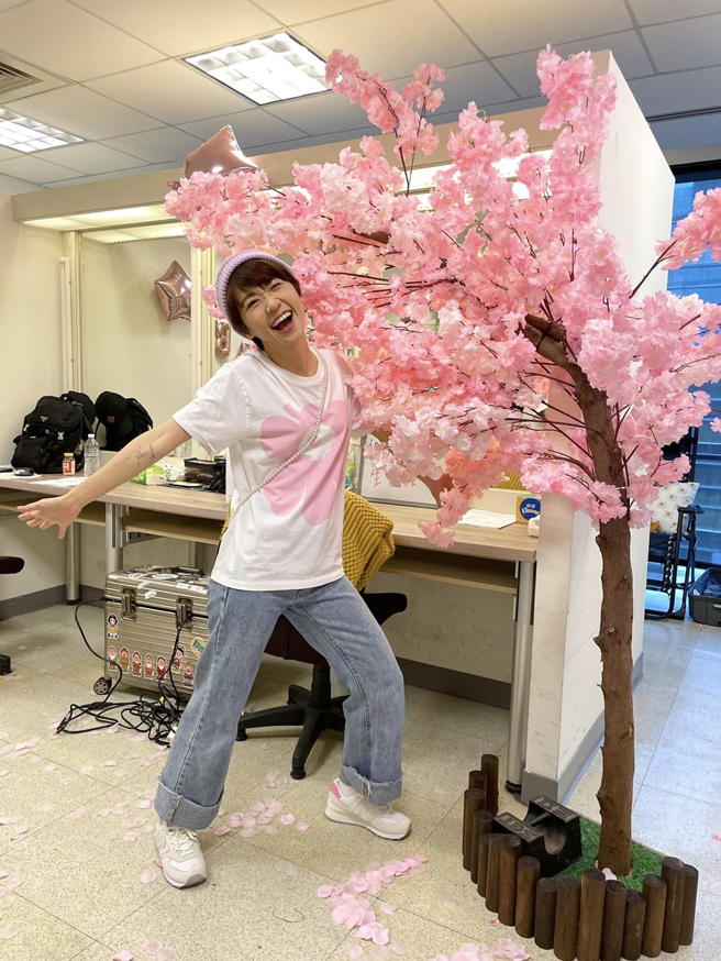 Lulu开心跟假樱花树合影。（图／翻摄自Lulu 黄路梓茵脸书）