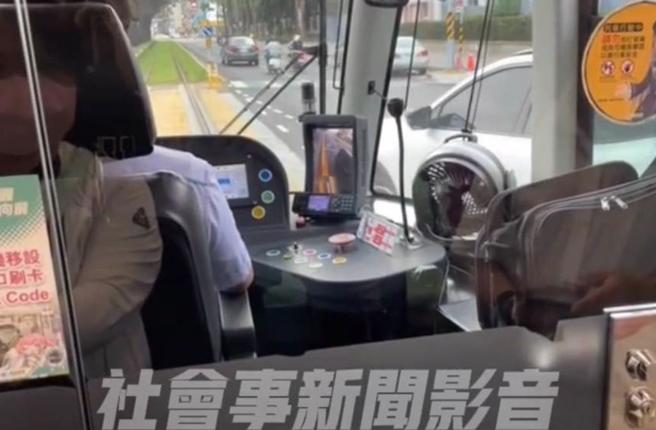 1輛白色自小客車欲左轉遇輕軌行駛前進卻不讓退，直到輕軌司機狂按喇叭，該自小客車駕駛才移動車頭。（翻攝照片／林雅惠高雄傳真）