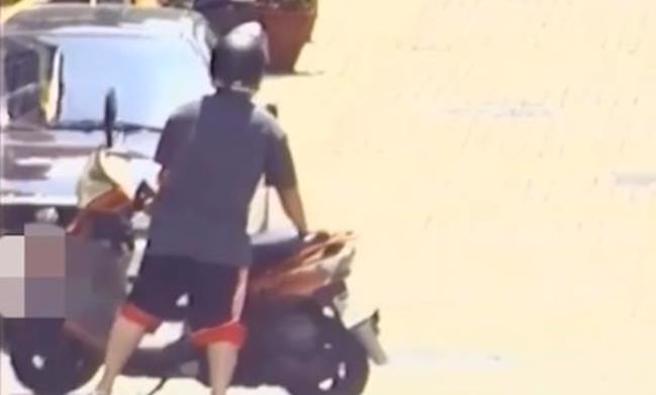 竊嫌鎖定工人包包後，立即騎車逃逸，卻發現內無有價值財務，將包包隨手丟棄。（警方提供／任義宇高雄傳真）