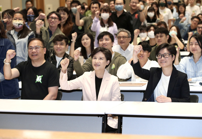 民进党20日举行「投资未来世代」青年论坛，准行政院副院长、青平台基金会董事长郑丽君到场演讲并与年轻人合影。（姚志平摄）