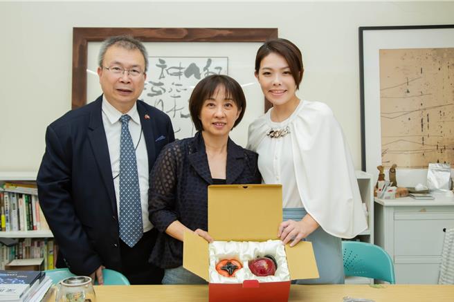 新竹市长高虹安（右）日前也访视关埔国小，感谢关埔国小校长陈思玎（中）多年投入教育工作的辛劳与长期治校贡献。（新竹市政府提供／王惠慧新竹传真）