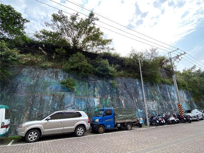基隆多雨建筑物容易发霉斑驳，基隆市政府为改善此问题，推行「彩绘城市」政策，由区公所协调、都市发展处改善彩绘。图为为中正区原民会馆对面之挡土墙，美化前相当斑驳、布满青苔影响景观。（都发处提供／徐佑升基隆传真）
