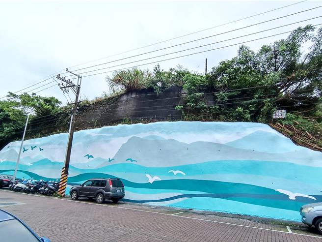 基隆多雨建筑物容易发霉斑驳，基隆市政府为改善此问题，推行「彩绘城市」政策，由区公所协调、都市发展处改善彩绘。图为为中正区原民会馆对面美化彩绘后之挡土墙，相当明亮美观。（徐佑升摄）