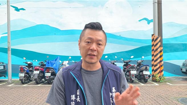 基隆多雨建筑物容易发霉斑驳，基隆市政府为改善此问题，推行「彩绘城市」政策，由区公所协调、都市发展处改善彩绘。中正区公所区长傅俊升表示，挡土墙彩绘配合正滨渔港的正滨蓝及海洋意象，未来也可望成为新的打卡景点。（徐佑升摄）