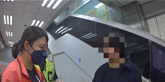 24岁苏女赶赴银行提领超过100万元，经员警阻诈她才放弃取款，成功保住财产。（中市警一分局提供／冯惠宜台中传真）