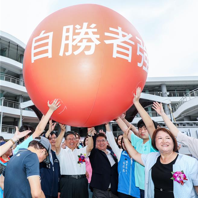 竹北市胜利国中校舍20落成启用典礼，县长杨文科（左二）等人抛出学校「自胜者强」和「己利利人」做为愿景的大气球。（罗浚滨摄）
