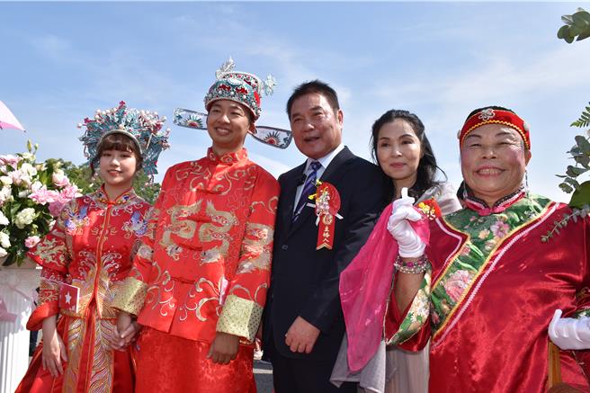 「2024苗栗客家桐花婚禮」20日在三義鄉西湖渡假村浪漫登場，苗栗縣長鍾東錦及夫人陳美琦到場主婚。（謝明俊攝）