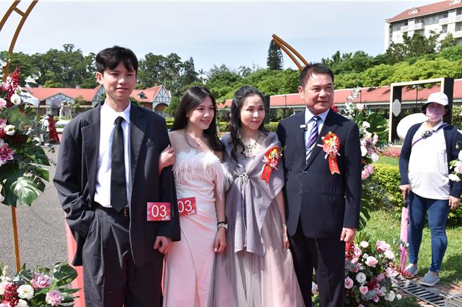 「2024苗栗客家桐花婚禮」20日在三義鄉西湖渡假村浪漫登場，苗栗縣長鍾東錦及夫人陳美琦到場主婚。（謝明俊攝）