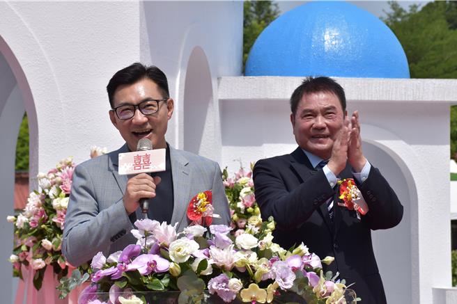 「2024苗栗客家桐花婚禮」20日在三義鄉西湖渡假村浪漫登場，立法院副院長江啟臣到場祝福。（謝明俊攝）