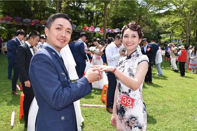 新人吳姿穎與另一伴傅聖棋皆為職業軍人，兩人同是空軍軍種。（謝明俊攝）