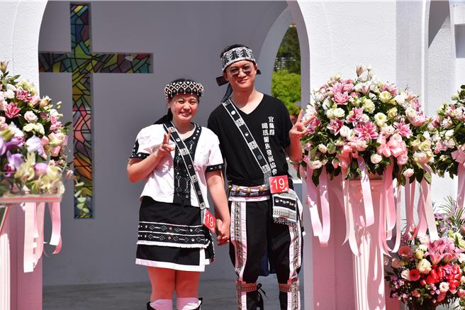 苗栗縣政府原民處同仁與另一半穿著宜蘭噶瑪蘭族服飾結婚。（謝明俊攝）