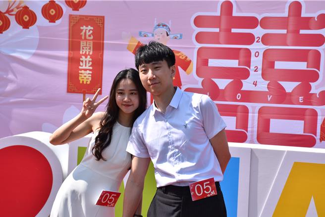 「2024苗栗客家桐花婚禮」20日在三義鄉西湖渡假村浪漫登場，有36對佳偶完成終身大事。（謝明俊攝）