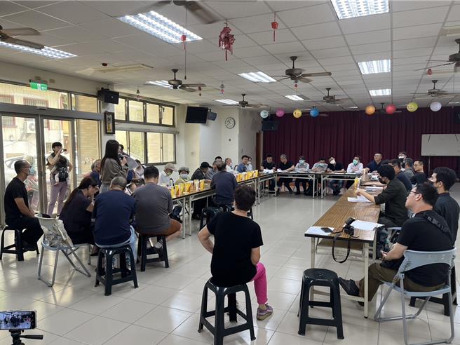 台南市北区北华街184巷房屋倾斜下陷案，建商19日召开说明会，除受灾户到场外，连附近其他住户也来关心。（北区区公所提供／程炳璋台南传真）