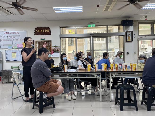 有住户不满房屋倾斜太严重，当场要求建商重建。（北区区公所提供／程炳璋台南传真）