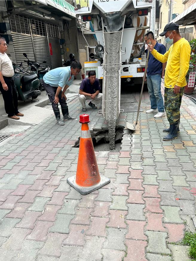 台南市北华街184巷房屋倾斜下陷，附近巷弄一度出现天坑，建商赶紧灌浆巩固。（北区区公所提供／程炳璋台南传真）