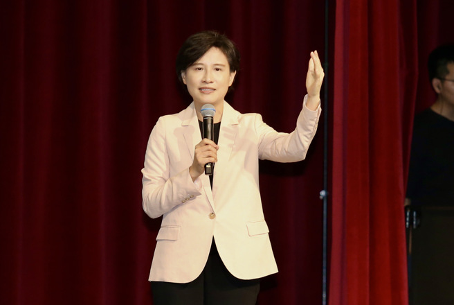 民进党20日举行「投资未来世代」青年论坛，准行政院副院长、青平台基金会董事长郑丽君到场演讲并与年轻人合影。（姚志平摄）