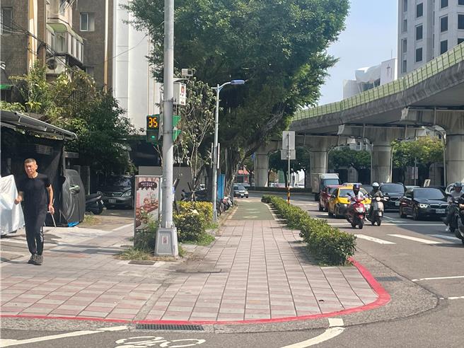 台北市临停空间少，国民党台北市议员游淑慧发现，台北市道路长1421公里，红线长度却因双向画设而高达2140公里，没有足够的停车空间，又被画满红线，等于是不留活路给驾驶。（刘彦宜摄）