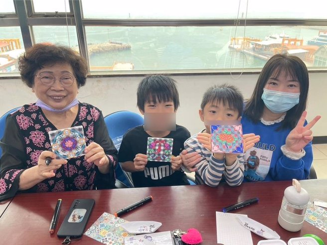 移民署金门县服务站与专勤队携手金门县新住民家庭服务中心，今日办理新住民家庭教育课程，邀请新住民亲子手作花砖艺术杯垫，体验金门文化之美。(图／移民署提供)