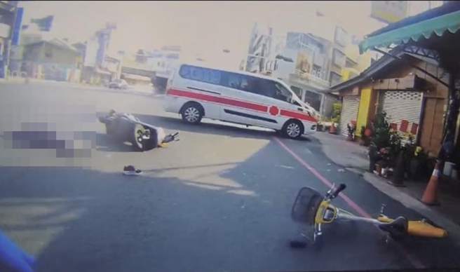 女机车骑士与前方YouBike发生擦撞后倒地，来不及反应就惨遭一辆行经游览车从头部辗过惨死。（读者提供∕吕妍庭嘉义传真）