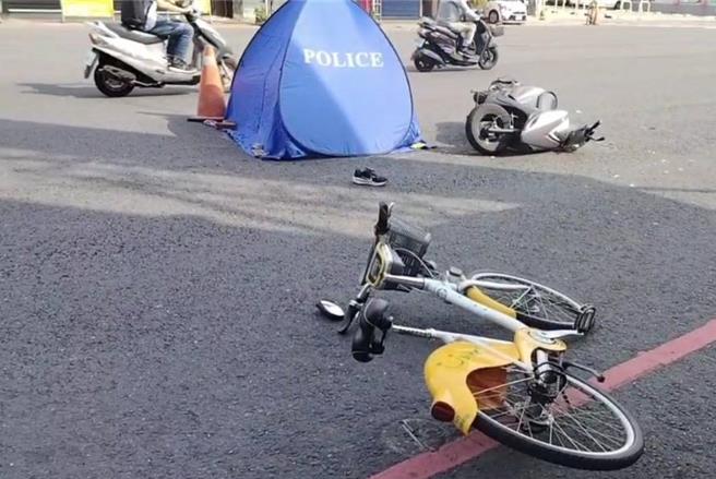 女机车骑士发生擦撞后倒地，惨遭游览车从头部辗过惨死。（读者提供∕吕妍庭嘉义传真）