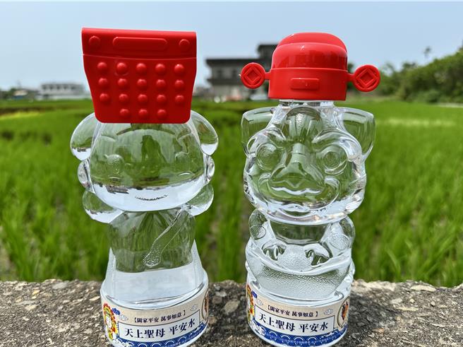 苑裡鎮農會知名稻田彩繪，今年邁入第23年，今年苑裡鎮農會以「瘋媽祖」為主題，現場提供媽祖加持過淨水。（苑裡鎮農會提供／謝明俊苗栗真）