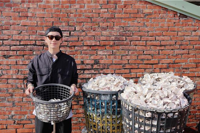 李程彬从小帮忙串蚵壳补贴家计。（东旭九翔娱乐提供）