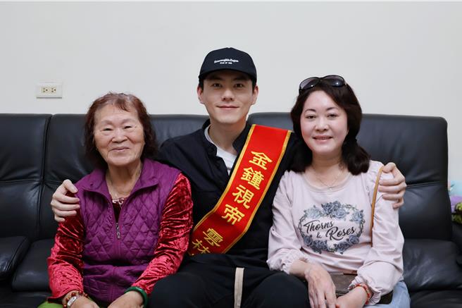 李程彬回乡办桌，与阿嬷（左）和母亲合影。（东旭九翔娱乐提供）