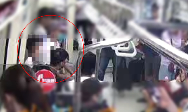 男子不滿年輕人沒讓座，直接坐在對方身上。( 翻攝畫面 )