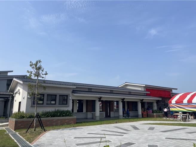 二崙乡来惠国小门面的校舍维持一层楼高是为了表达对周边建筑物的致意。（周丽兰摄）