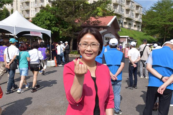 民进党苗栗县议员陈春暖登记参选全国党代表。（谢明俊摄）