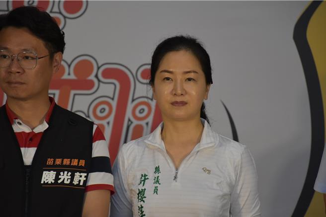 民进党苗栗县议员许樱萍（右）登记参选全国党代表，陈光轩（左）则登记参选县党部主委。（谢明俊摄）