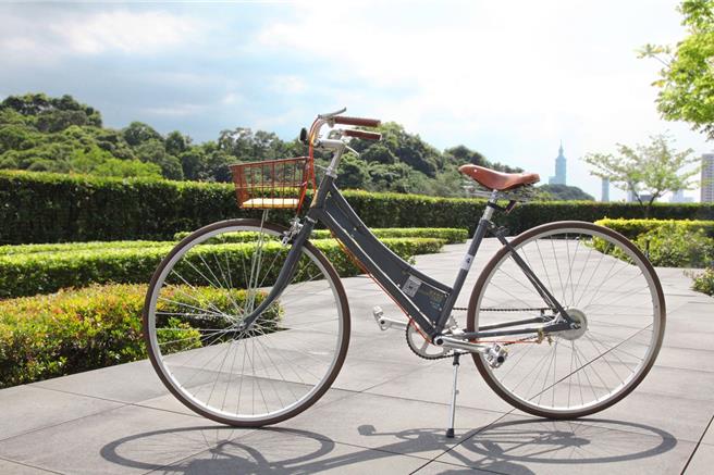 台北六福萬怡酒店推出「三鐵好行」散策計畫，房客可向酒店免費借用腳踏車，騎乘鐵馬探索河濱公園與南港的人文美景。（六福旅遊集團提供）