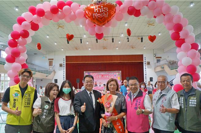 柳营区公所今天表扬模范母亲，区长顏文穗（左四）、市议员蔡育辉（右三）等人到场献上祝福。（柳营区公所提供／张毓翎台南传真）