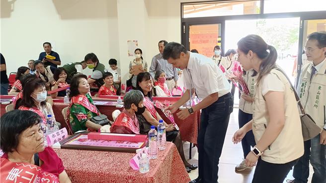 东山区公所今天也举办模范母亲表扬活动，区长吕煌男（右三）献上象徵吉祥的火鹤花给获表扬的妈妈们。（东山区公所提供／张毓翎台南传真）