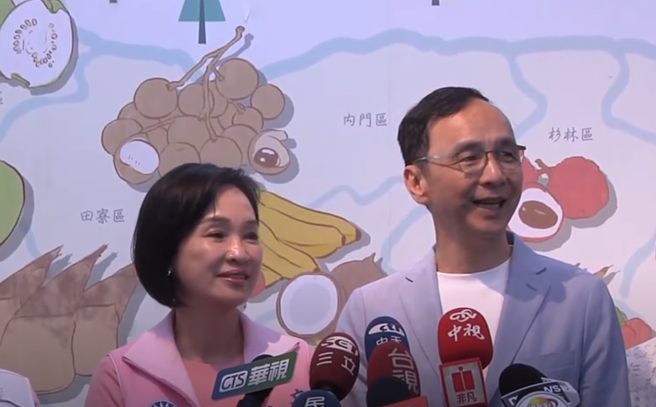 国民党立委柯志恩（左）接任高市党部主委。（取自直播）