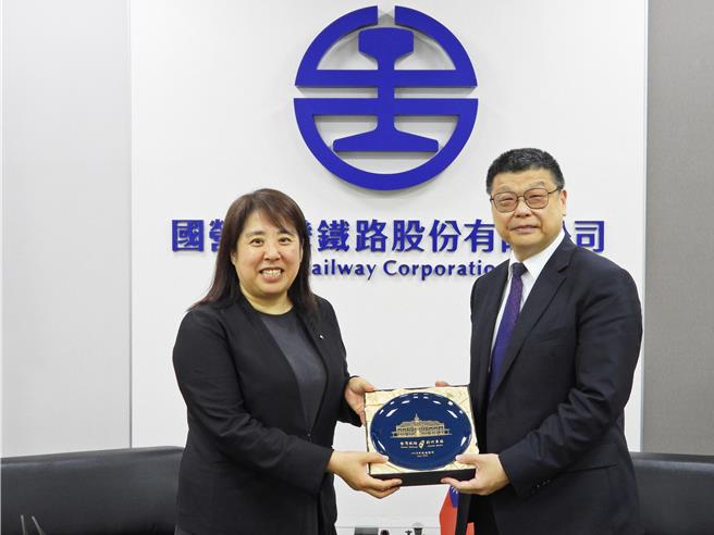 台铁公司董事长杜微（右）与JR东日本铁道公司行销本部生活创造及地方创生部长小崎博子（左）会面，就地方创生、副业与资产开发等议题交流。（台铁提供／陈佑诚台北传真）