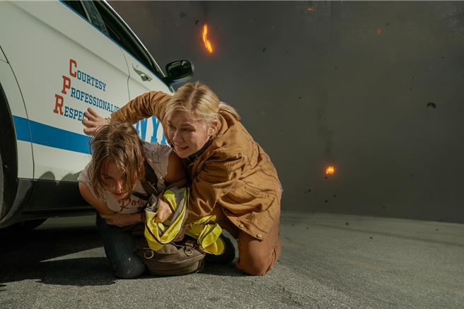 卡莉史派妮（左）、克丝汀邓斯特（右）在《帝国浩劫：美国内战》中携手演出。（车库娱乐提供）