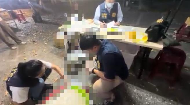 警方協助清點天王星開拆後私人物品。（警方提供／王志偉花蓮傳真）