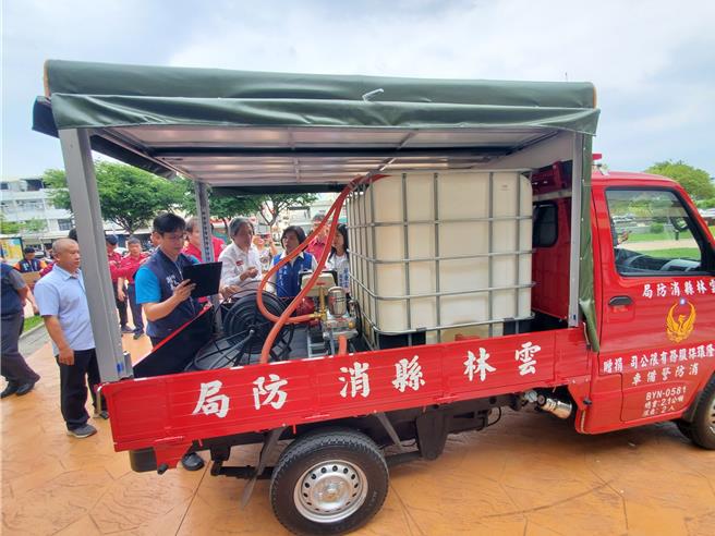弘隆环保服务公司捐赠一部小货车改装的消防救灾车给云林县消防局，可配备1吨水箱、洒水喷雾机、100米延伸管。（周丽兰摄）