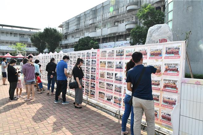 彰化县培英国小百岁校庆，校方贴心整理出歷届学生的毕业照加以展示，吸引许多校友驻足寻找当年的自己与同学，回忆求学时代的点滴。（叶静美摄）