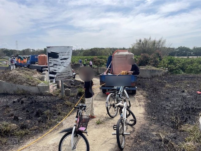 上月古坑乡麻园村湖仔底公墓起火时，30、40名村民开发财车载着农药喷洒机、提水桶、拉水管打火。（刘义岳提供）