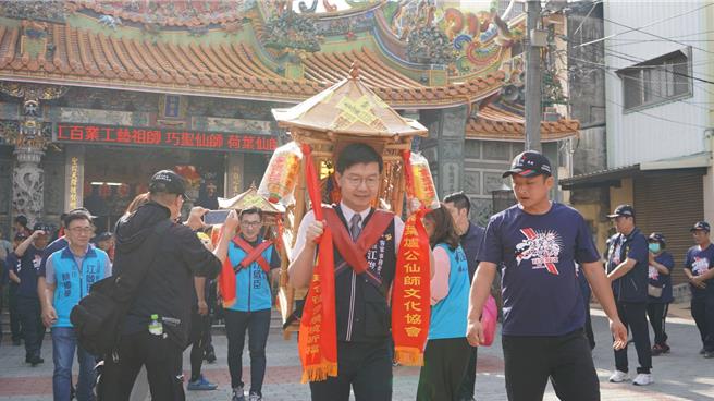 东势巧圣先师20日于东势祖庙起驾，北行展开为期50天徒步祈福遶境活动。（台中市府提供）
