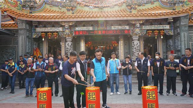 东势巧圣先师20日于东势祖庙起驾，北行展开为期50天徒步祈福遶境活动。（台中市府提供）