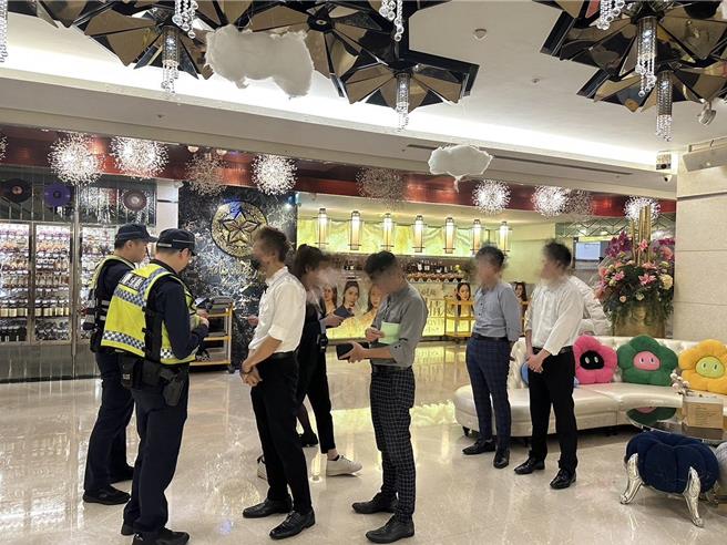 桃園警察分局19日由分局長吳明彥率領同仁，強力臨檢汽車旅館、酒店、KTV等易滋生事端場所，同時於各重要路口設置攔檢點。（警方提供）