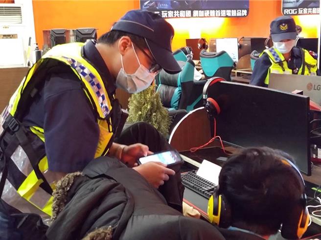 龜山警分局長蔡啟仁19日晚間率隊，針對治安高風險場所執行擴大臨檢勤務並結合「靜桃」、「靖黃」及「保護兒童及少年措施擴大臨檢」專案。（警方提供）