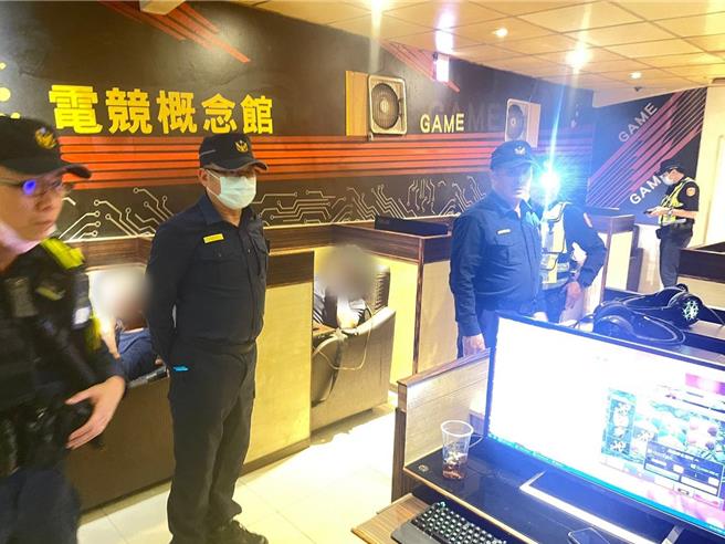 八德警分局於晚間20時至24時出動44名警力，針對轄區多處易滋事場所執行強力臨檢。 （警方提供）