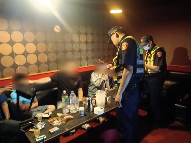 蘆竹警分局針對轄區內KTV、汽車旅館、卡啦OK、按摩店、網咖及小吃店等「治安顧慮場所」執行一系列臨檢。（警方提供）