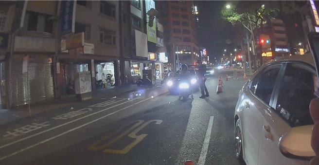 保安警察大隊也派遣警力出勤雷霆除暴專案，迅雷中隊小隊長李春意等4名警力執行之路檢點查獲江姓駕駛及友人共同持有毒品愷他命3小包（約13公克）、愷他命果汁包10包（約30公克）；同時段，小隊長呂堯文帶領執行的路檢點，也查獲安非他命吸食器具和1小包安非他命(約1克)。（警方提供）